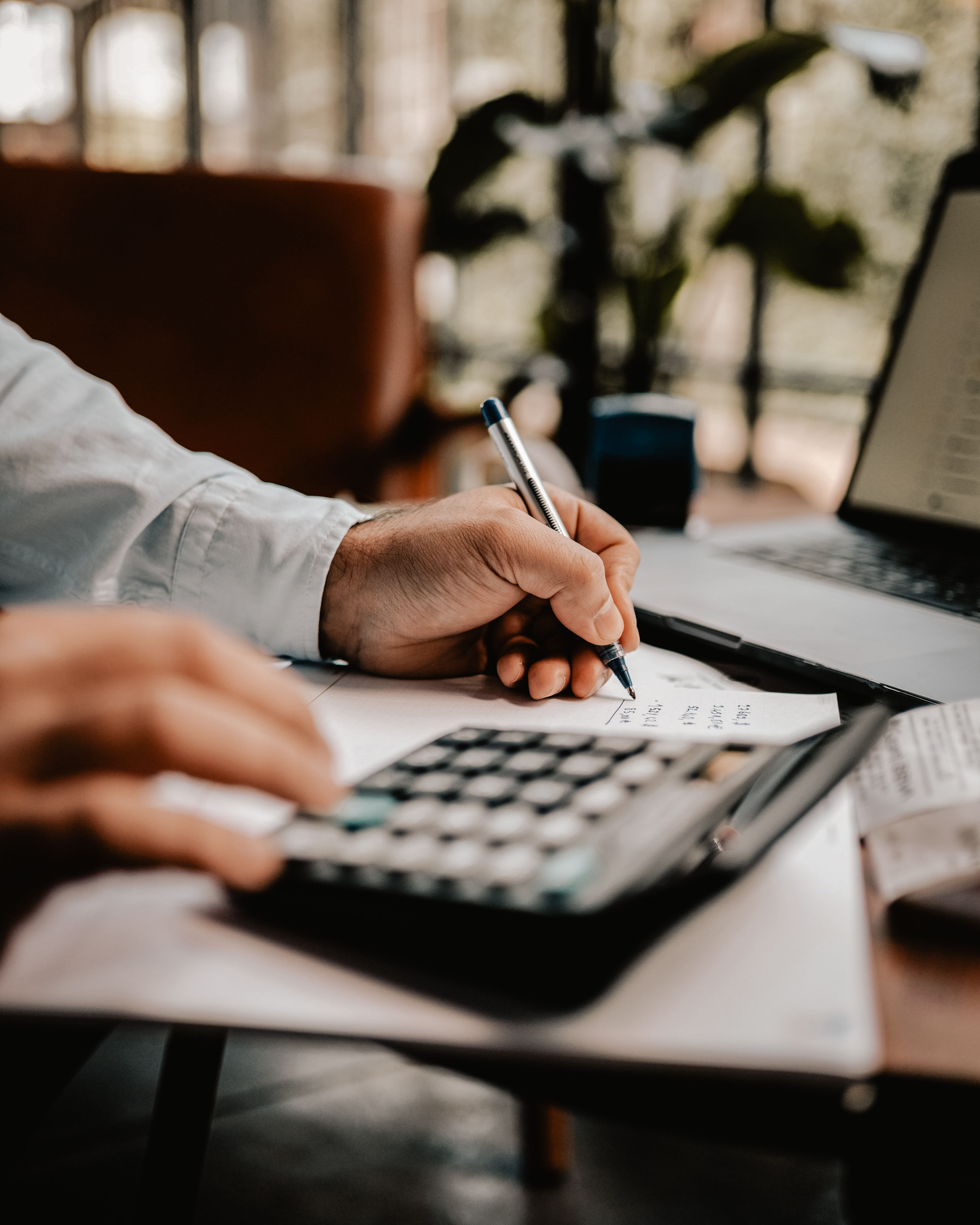 Zakenman die berekeningen maakt met financiële documenten