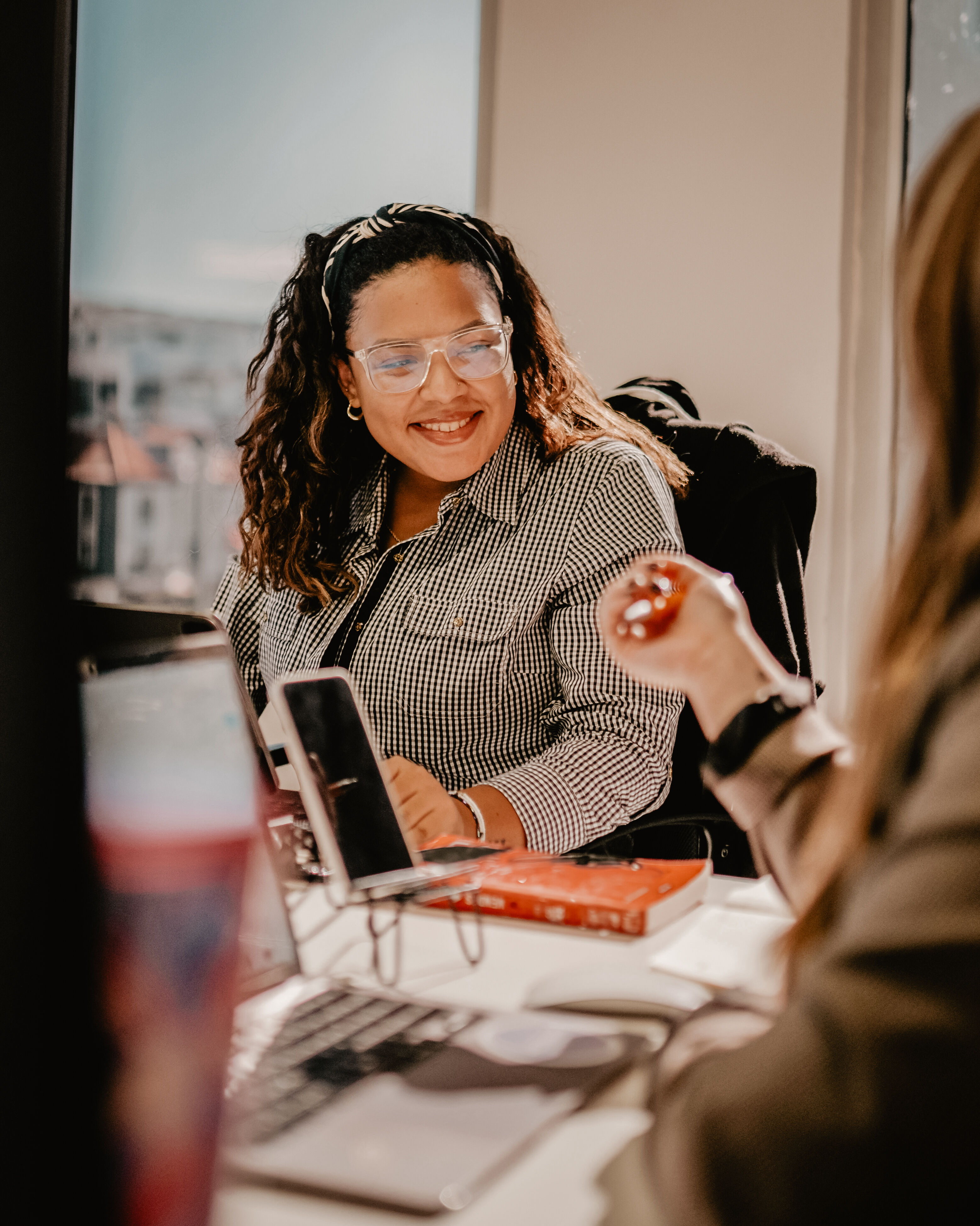 Verzekeringsadviseur spreekt met een klant op kantoor
