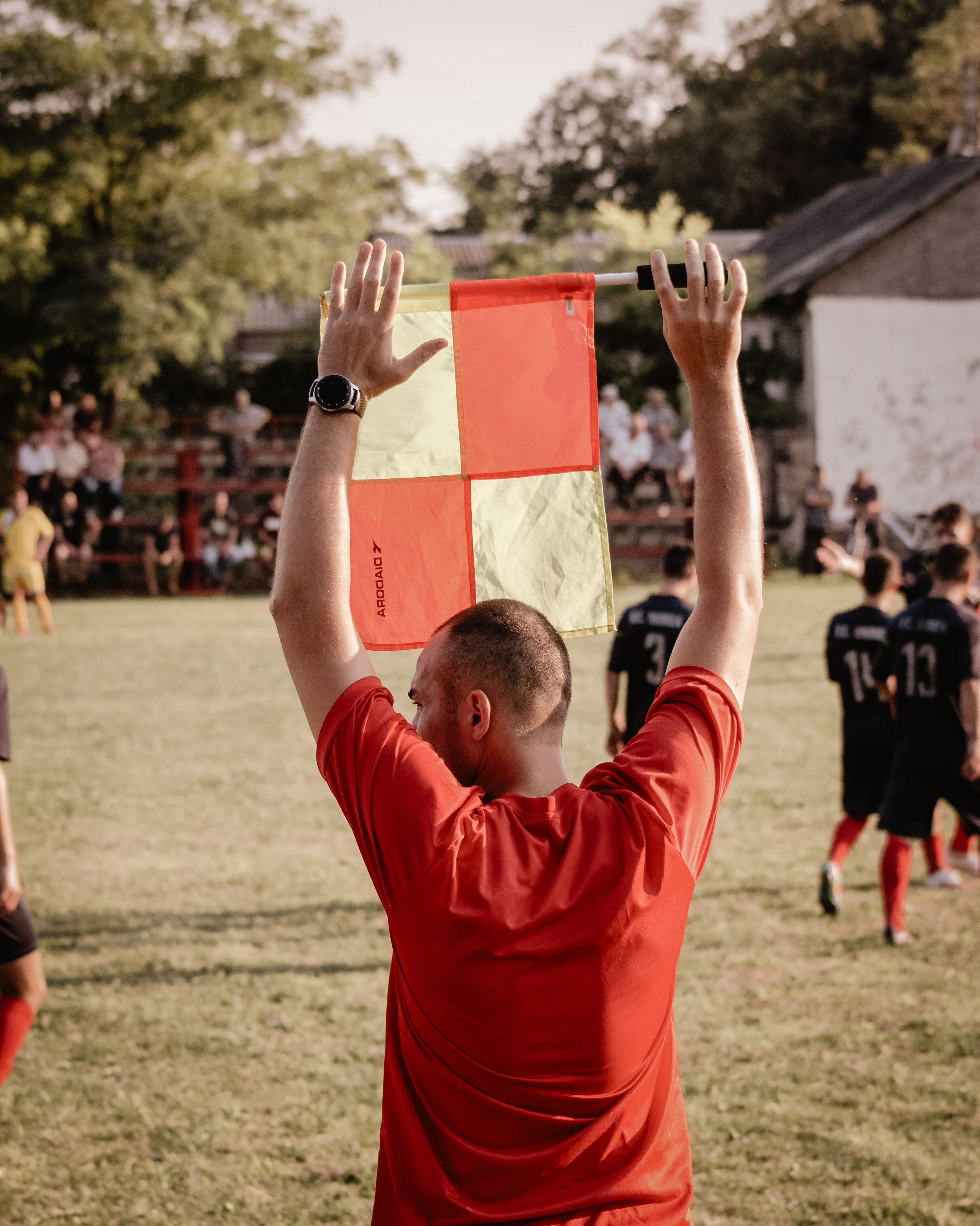 Assistent-scheidsrechter met een vlag op een voetbalveld